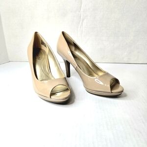Bandolino patent leather peep toe pumps. Tan/nude, size 6 medium.